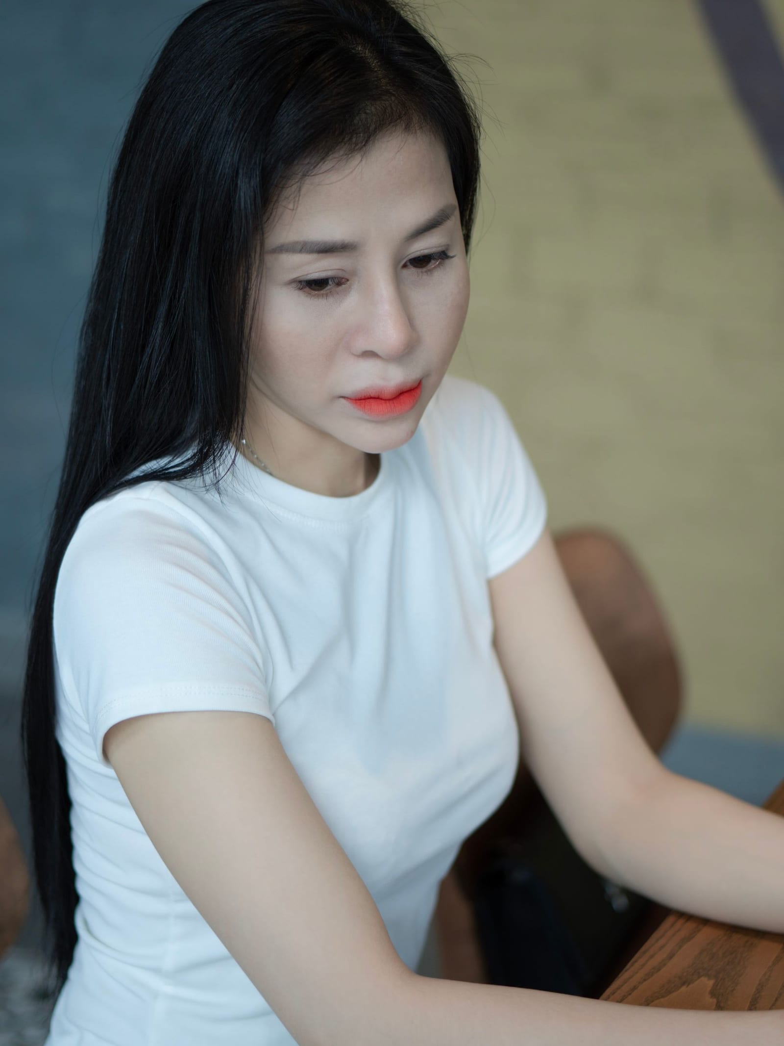 身着白色上衣的女性半身像